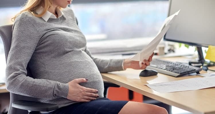 a working pregnant nurse