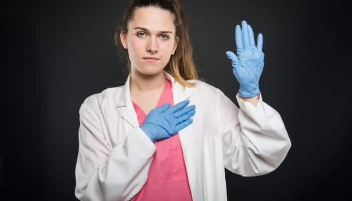 nurse taking oath to do no harm