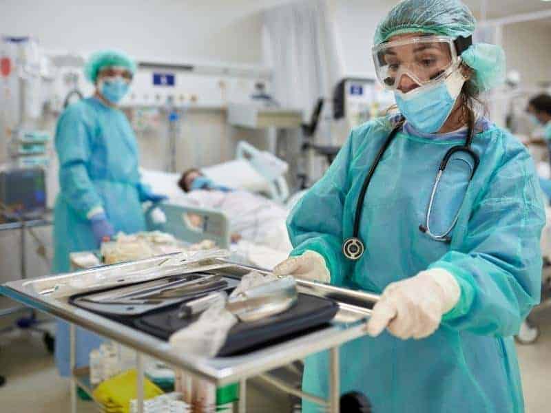 nurse working in an emergency room